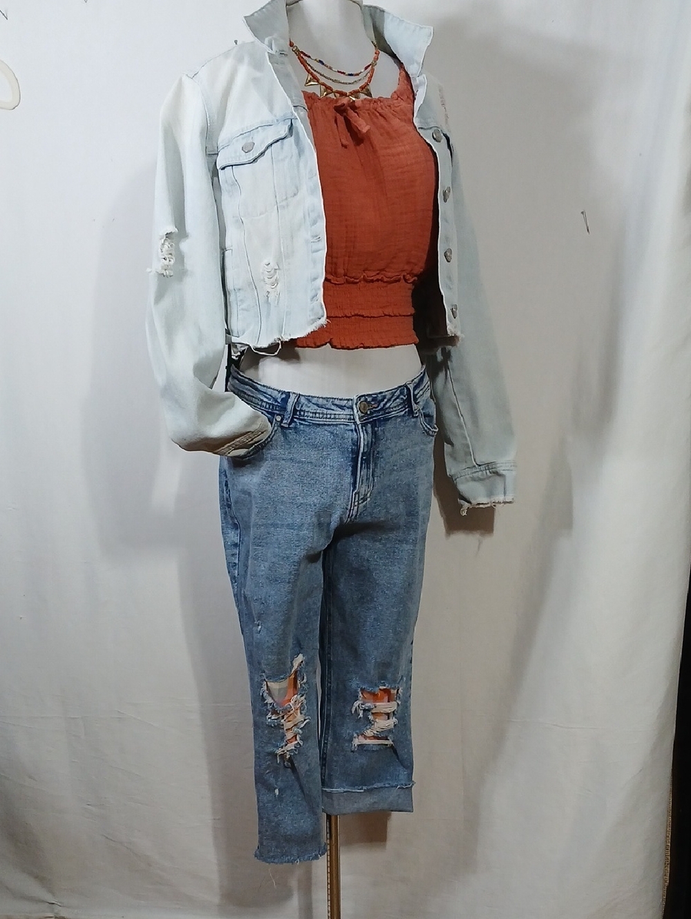 Women's Distressed Blue Jeans - Casual Crop Fit